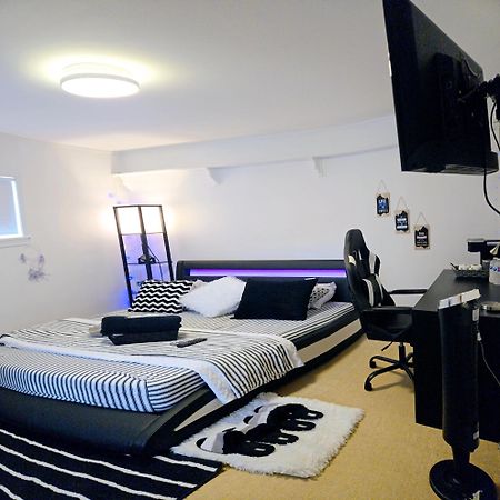Cozy Stylish Black & White Design Room In The Heart Of Vancouver! Private Parking, Self Check-In & Just 4 Mins To Metrotown! Екстер'єр фото