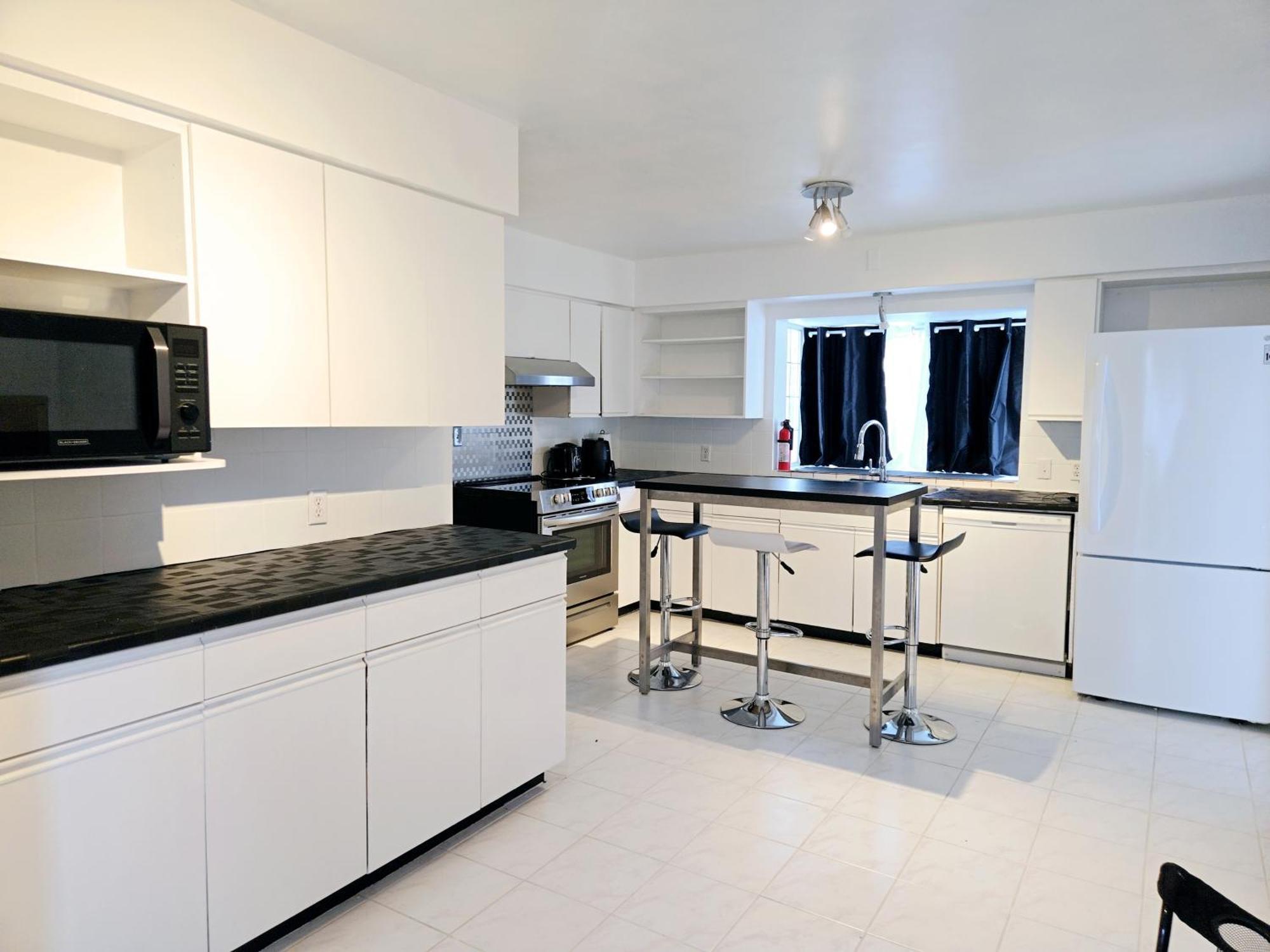Cozy Stylish Black & White Design Room In The Heart Of Vancouver! Private Parking, Self Check-In & Just 4 Mins To Metrotown! Екстер'єр фото