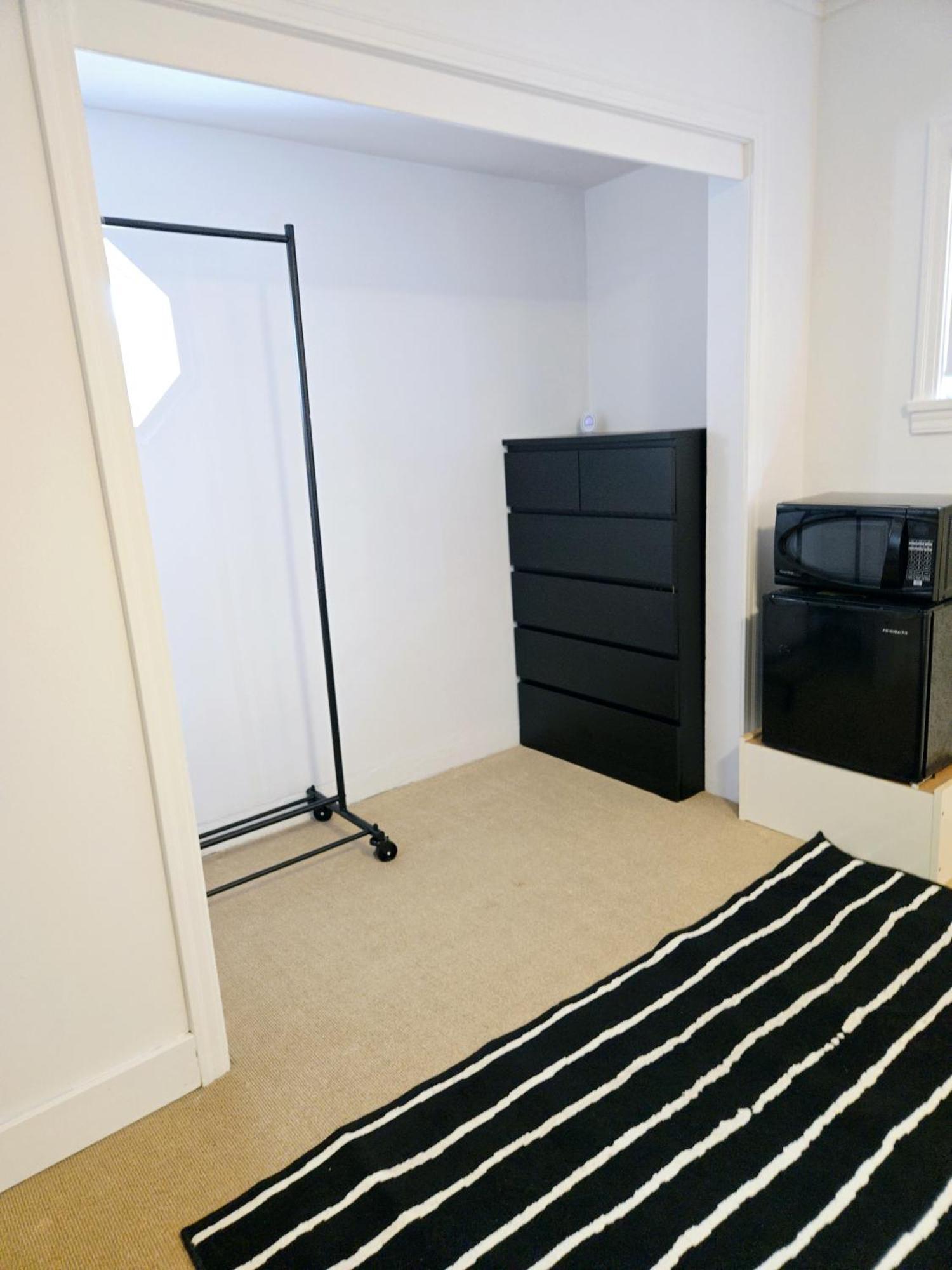 Cozy Stylish Black & White Design Room In The Heart Of Vancouver! Private Parking, Self Check-In & Just 4 Mins To Metrotown! Екстер'єр фото