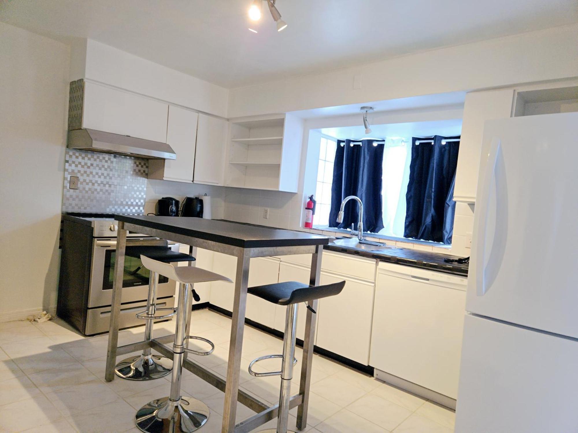 Cozy Stylish Black & White Design Room In The Heart Of Vancouver! Private Parking, Self Check-In & Just 4 Mins To Metrotown! Екстер'єр фото