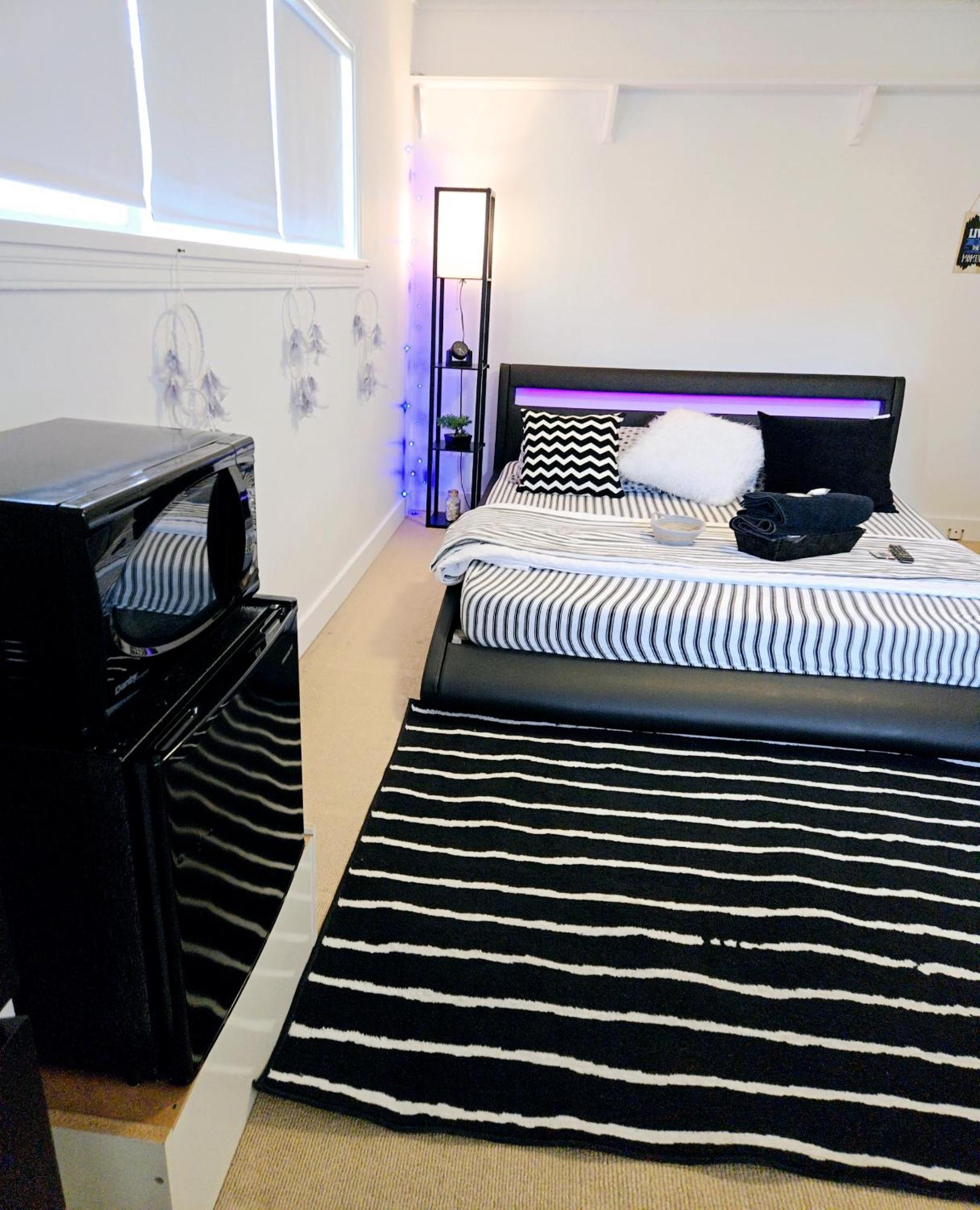 Cozy Stylish Black & White Design Room In The Heart Of Vancouver! Private Parking, Self Check-In & Just 4 Mins To Metrotown! Екстер'єр фото