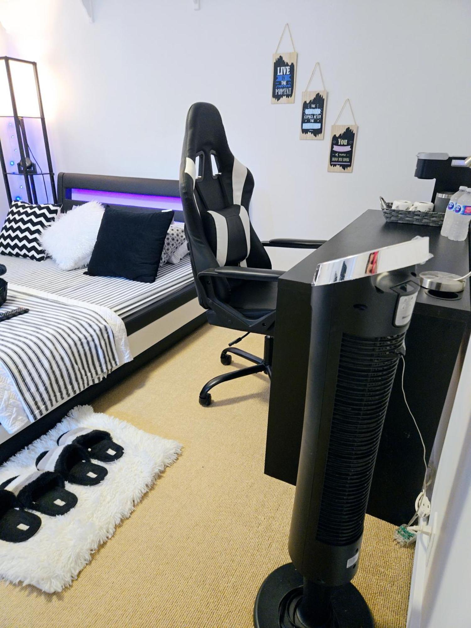 Cozy Stylish Black & White Design Room In The Heart Of Vancouver! Private Parking, Self Check-In & Just 4 Mins To Metrotown! Екстер'єр фото