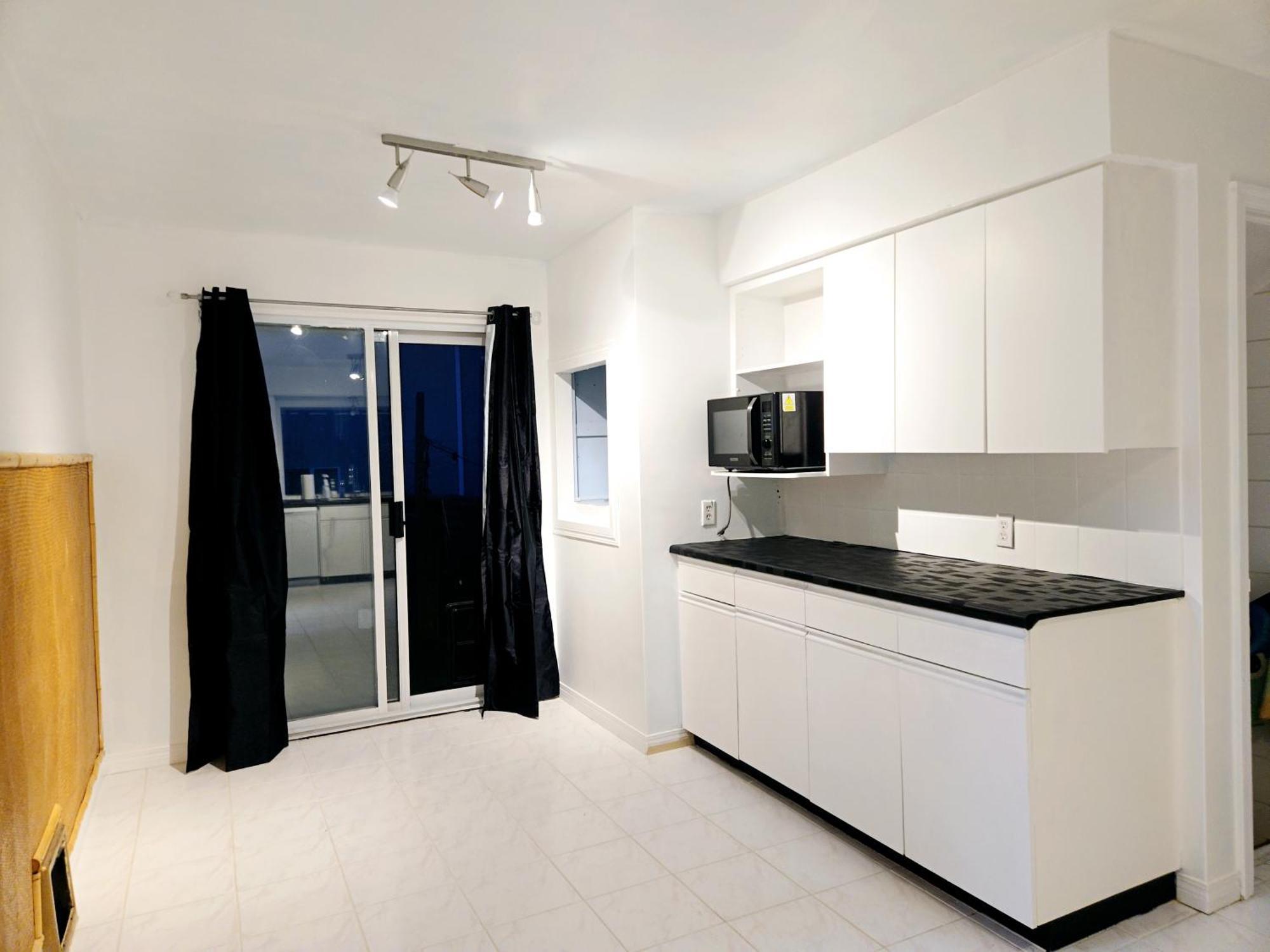 Cozy Stylish Black & White Design Room In The Heart Of Vancouver! Private Parking, Self Check-In & Just 4 Mins To Metrotown! Екстер'єр фото