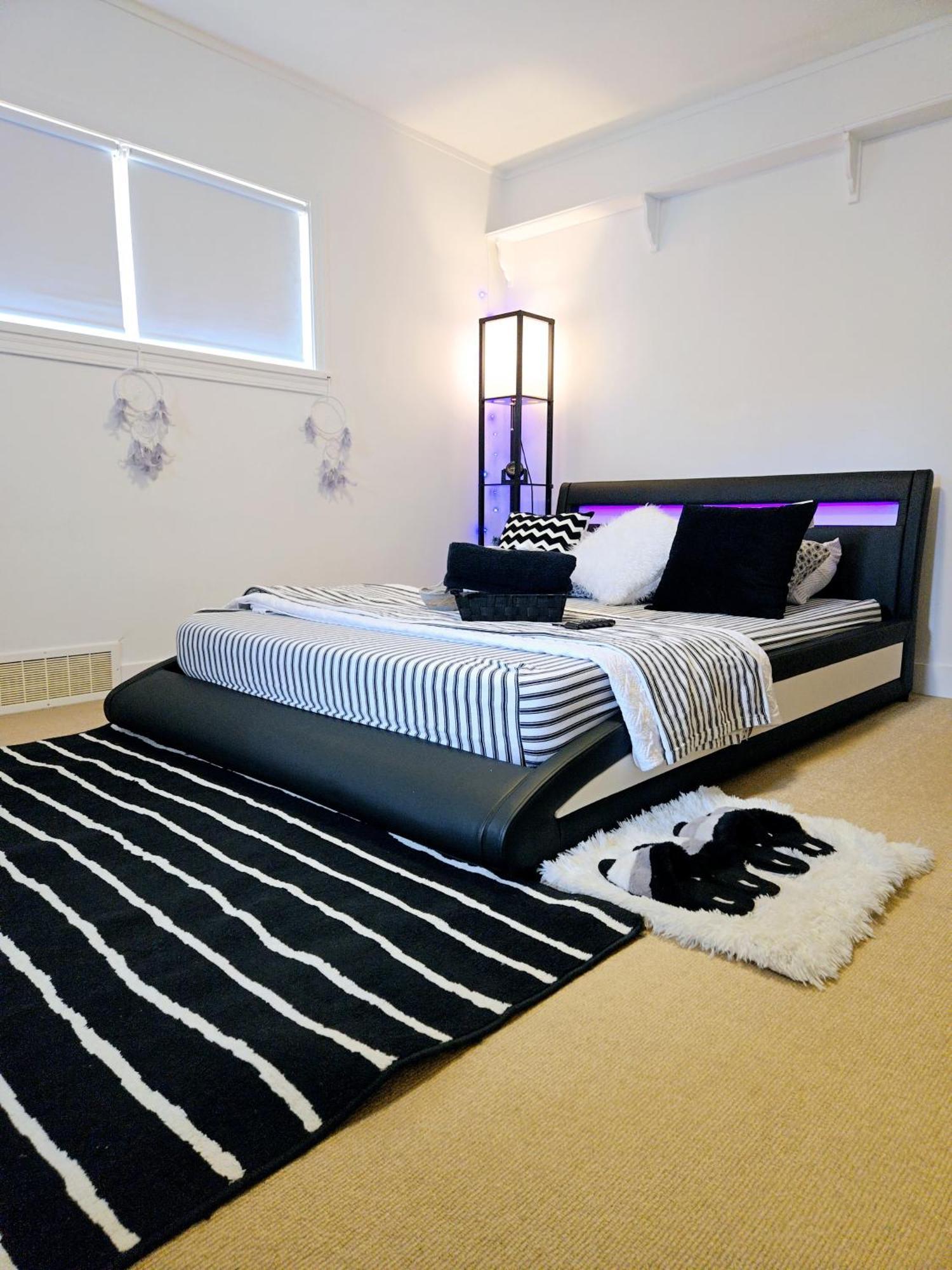 Cozy Stylish Black & White Design Room In The Heart Of Vancouver! Private Parking, Self Check-In & Just 4 Mins To Metrotown! Екстер'єр фото