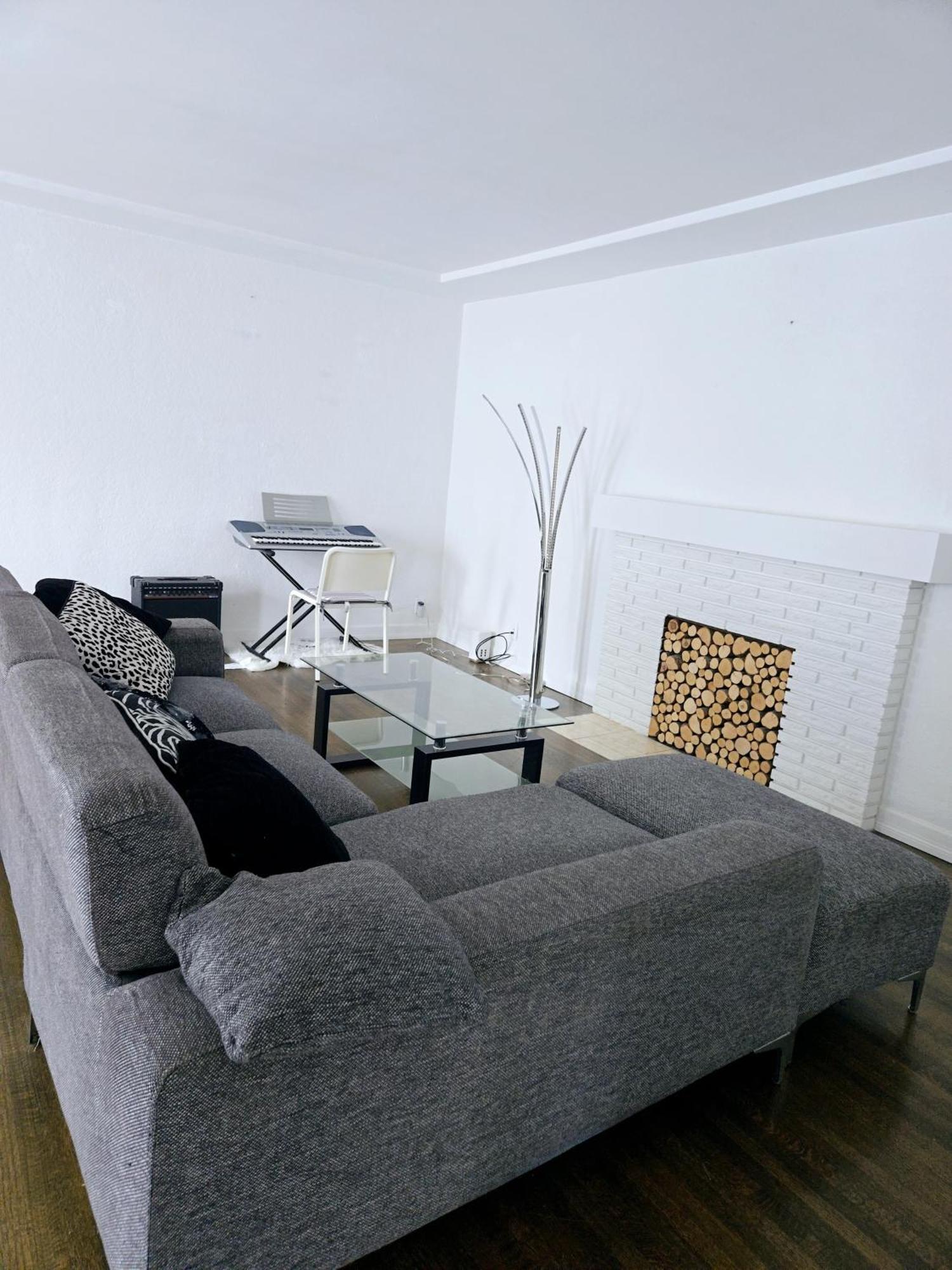 Cozy Stylish Black & White Design Room In The Heart Of Vancouver! Private Parking, Self Check-In & Just 4 Mins To Metrotown! Екстер'єр фото