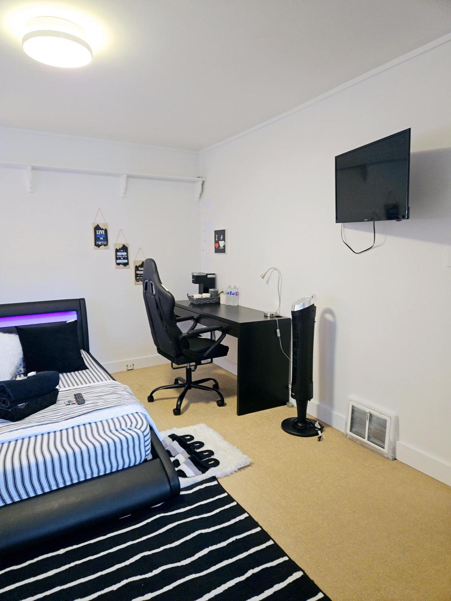 Cozy Stylish Black & White Design Room In The Heart Of Vancouver! Private Parking, Self Check-In & Just 4 Mins To Metrotown! Екстер'єр фото