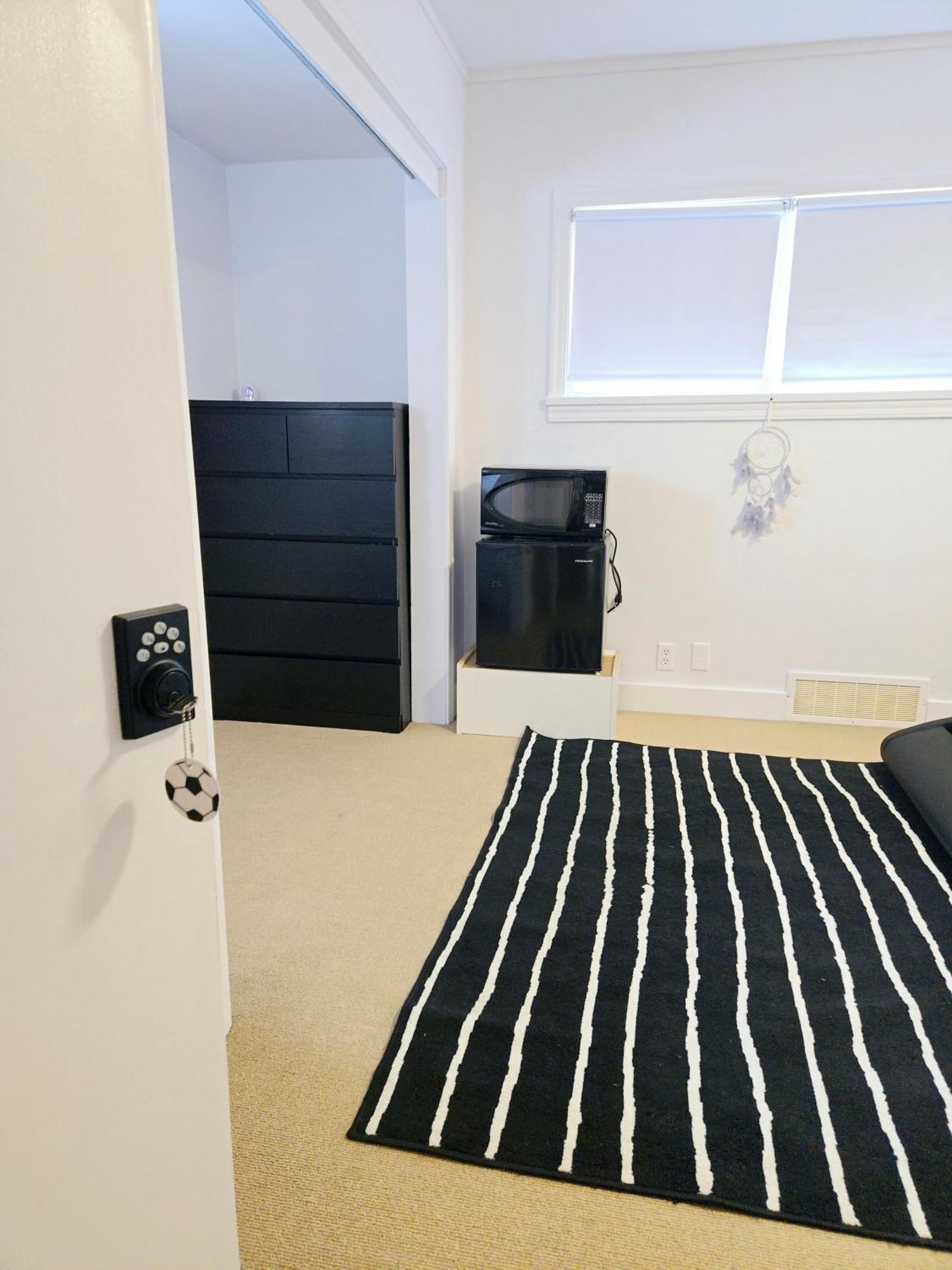 Cozy Stylish Black & White Design Room In The Heart Of Vancouver! Private Parking, Self Check-In & Just 4 Mins To Metrotown! Екстер'єр фото