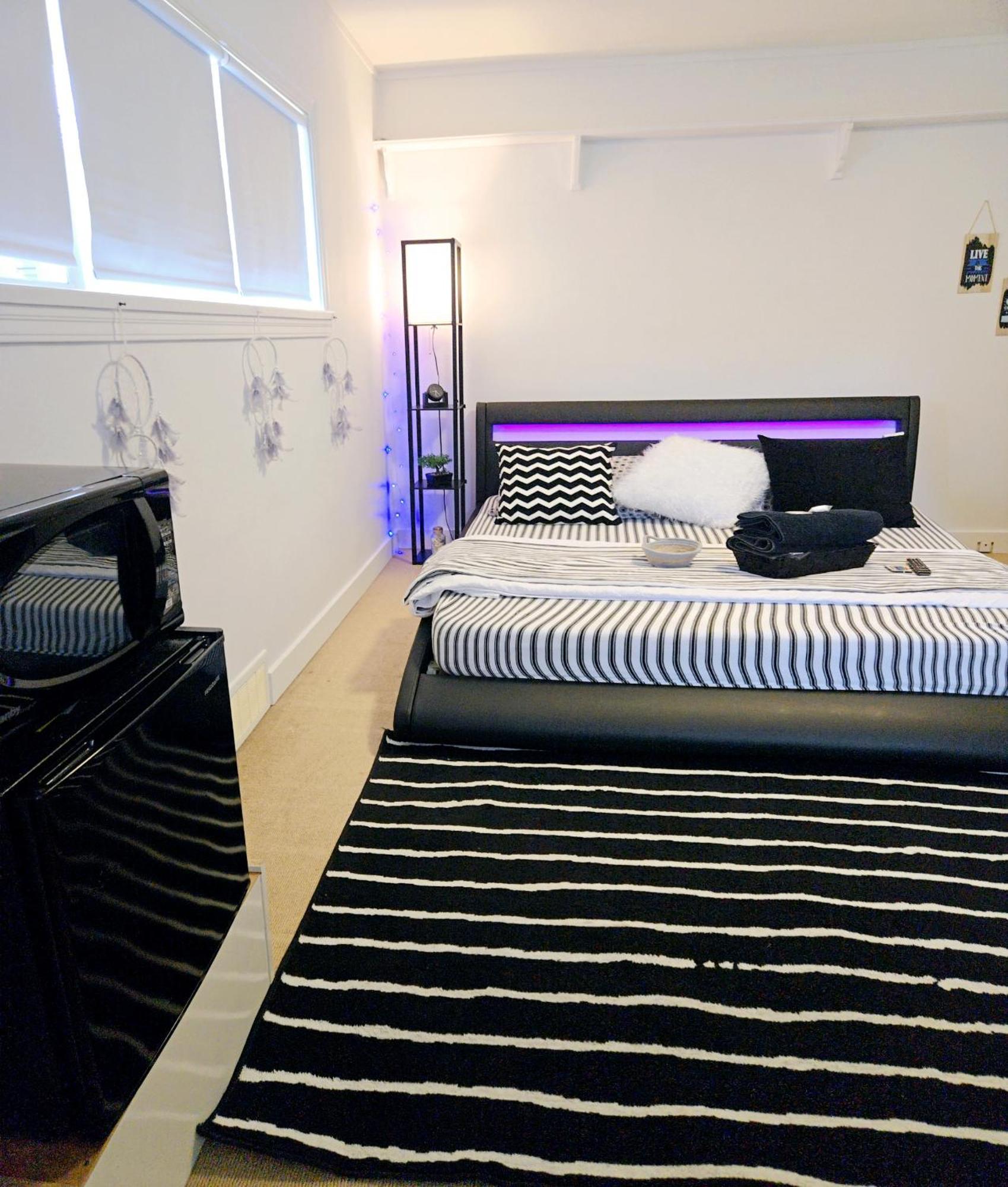 Cozy Stylish Black & White Design Room In The Heart Of Vancouver! Private Parking, Self Check-In & Just 4 Mins To Metrotown! Екстер'єр фото