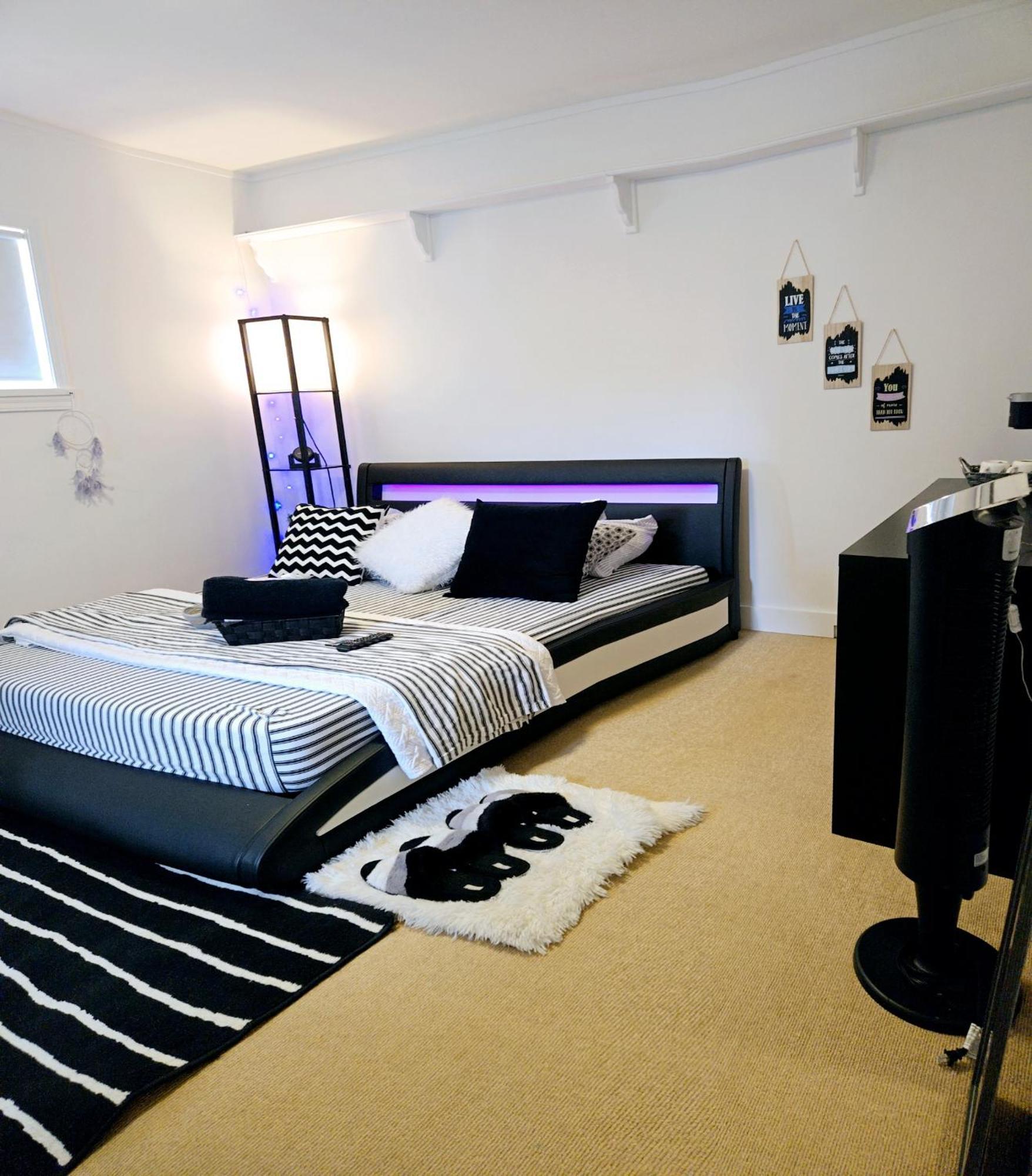 Cozy Stylish Black & White Design Room In The Heart Of Vancouver! Private Parking, Self Check-In & Just 4 Mins To Metrotown! Екстер'єр фото